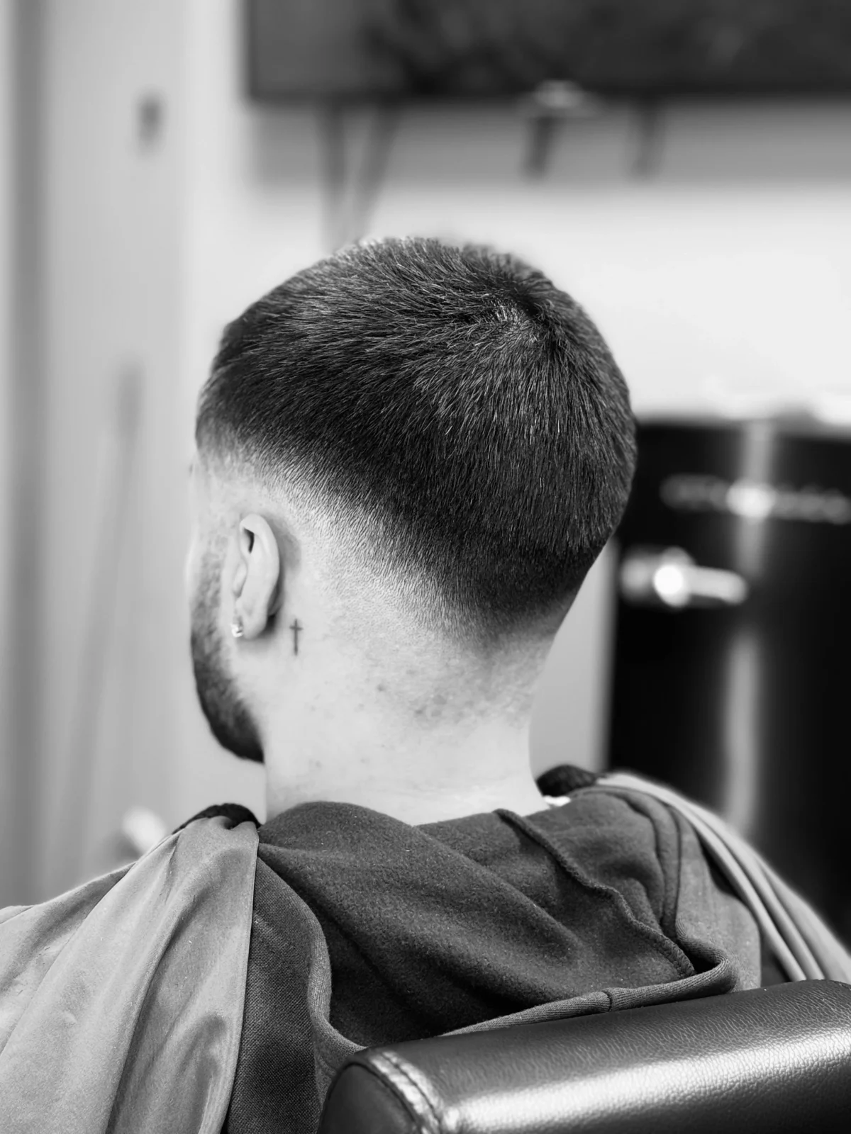 Close view of a clean taper and textured short haircut at PLATA